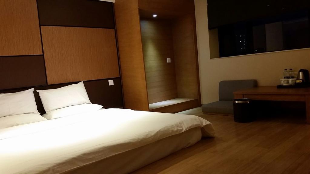 Ji Hotel Wuhan Guanggu Plaza Exterior foto